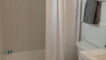 Secadora de cabello, toallas, papel de baño