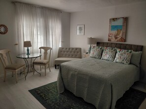 Tabla de planchar con plancha, wifi gratis y ropa de cama 