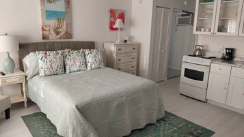 Tabla de planchar con plancha, wifi gratis y ropa de cama