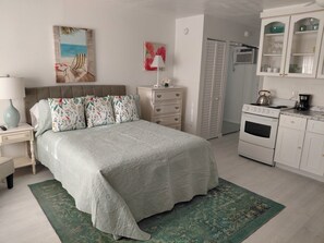 Tabla de planchar con plancha, wifi gratis y ropa de cama 