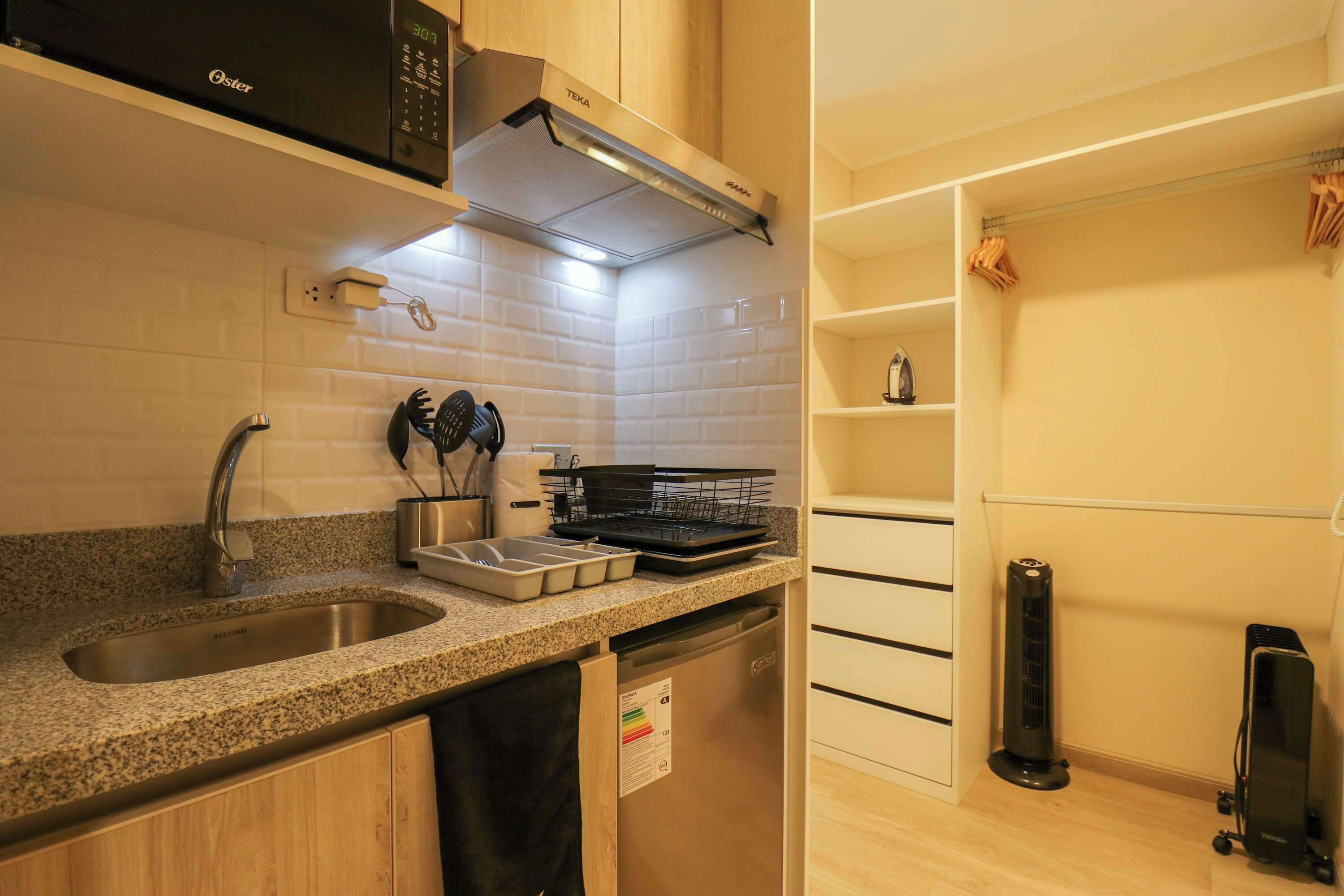 Refrigerador, microondas, parrilla de estufa y cafetera y tetera 