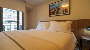 Tabla de planchar con plancha, wifi, ropa de cama