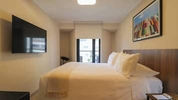 Tabla de planchar con plancha, wifi y ropa de cama