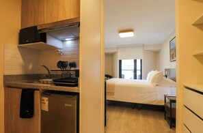 Frigorífic, microones, placa de cuina i cafetera i tetera 