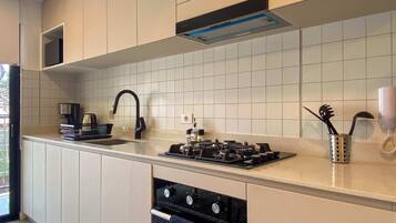 Kühlschrank, Mikrowelle, Ofen, Herdplatte