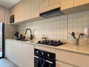 Refrigerador, microondas, horno y parrilla de estufa 