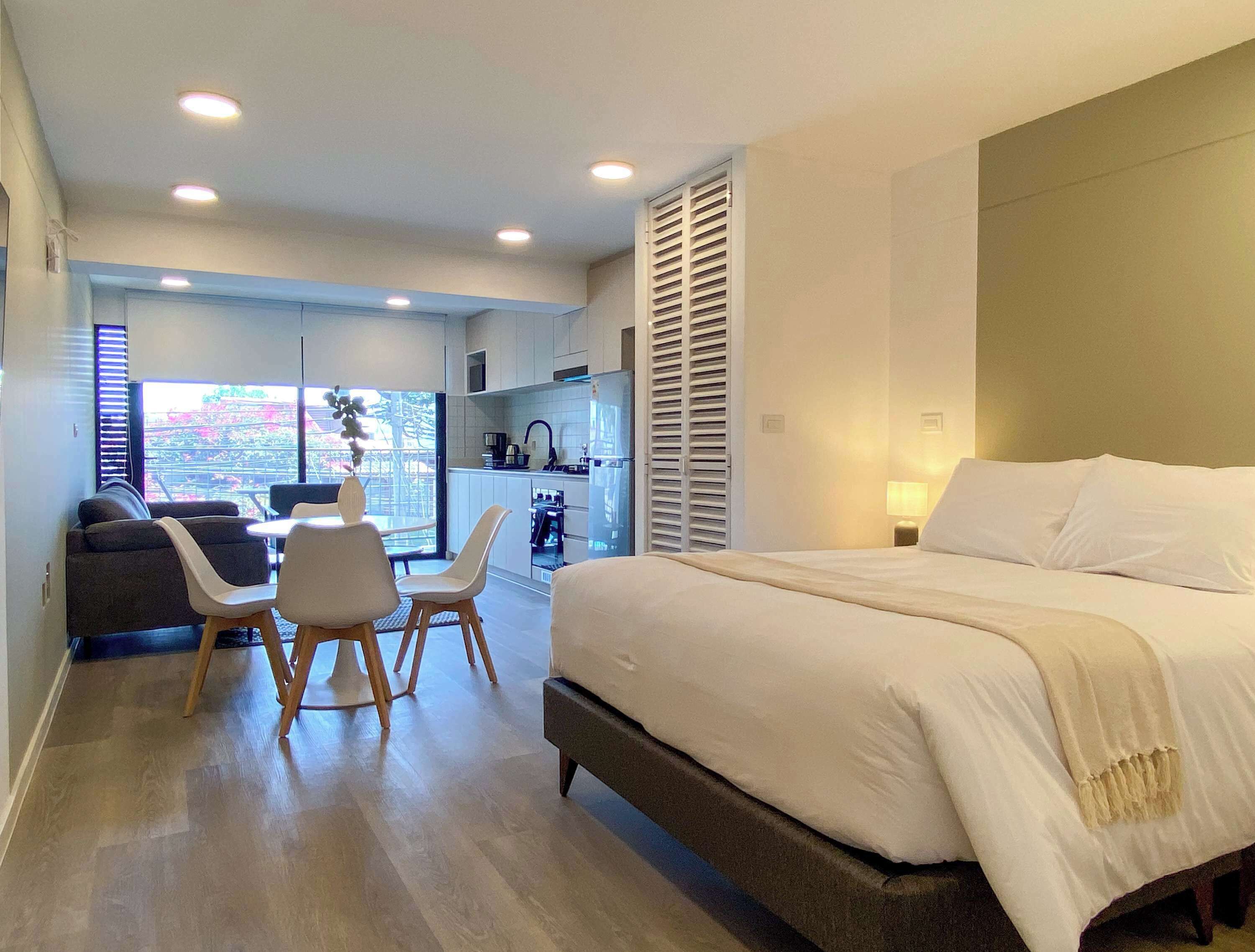 Tabla de planchar con plancha, wifi, ropa de cama