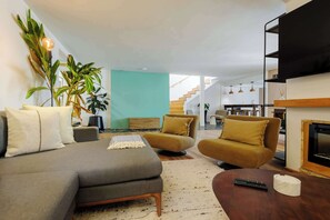 TV, offices - w* | Amazing 4BR w/ Terrace & Jacuzzi in Juarez (Ciudad de México)