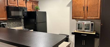 Réfrigérateur, four à micro-ondes, surface de cuisson, cafetiÚre-théiÚre