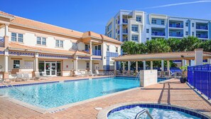 A heated pool - Oceanwalk Getaway w/Heated Pool + Rocket Views (New Smyrna Beach)