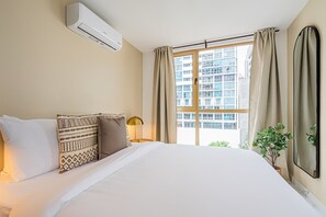 Bureau, fer et planche à repasser, Wi-Fi, draps fournis