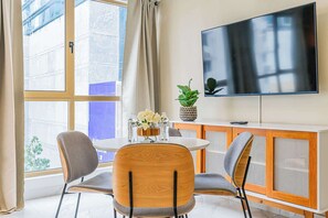 Dining - w* | Engaging 1BR in Vibrant Obarrio (Panamá)
