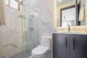 Dutxa, assecador de cabells i tovalloles 