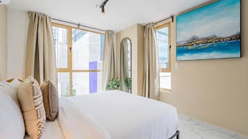 Escritorio, tabla de planchar con plancha, wifi y ropa de cama