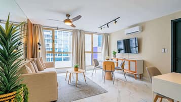 Una televisión, una oficina