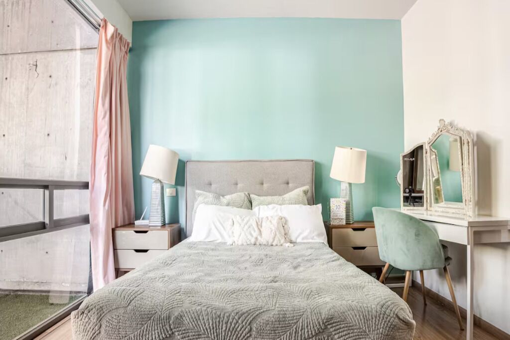 Fer et planche à repasser, accès Internet, draps fournis