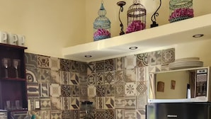 A kitchen with a Hisense refrigerator, a sink, a blender, and a patterned backsplash. - Cozy loft # 1 just 5 minutes from the Malecon of La Paz by car. Pet Friendly! (La Paz)