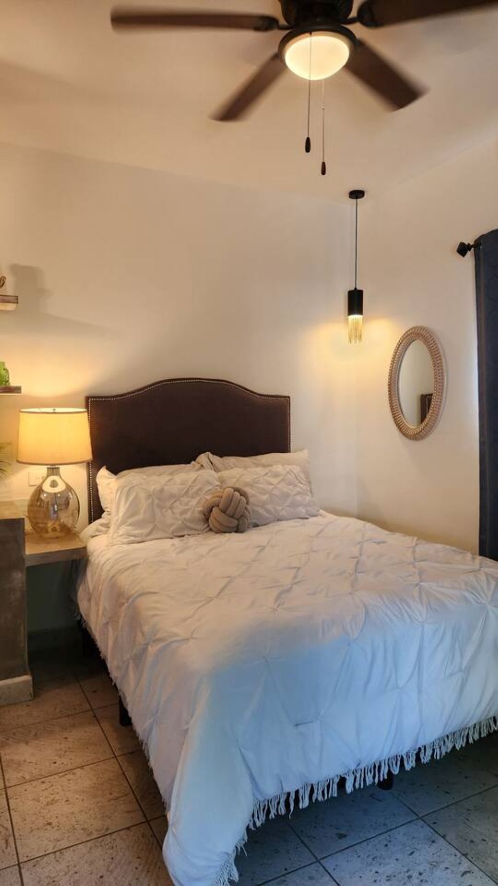 Tabla de planchar con plancha y ropa de cama 