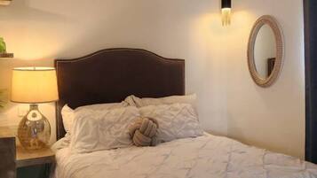 Tabla de planchar con plancha y ropa de cama