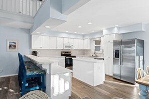 Fridge, microwave, oven, stovetop - The Surfin’ Turtle – Ocean Isle Beach (Ocean Isle Beach)