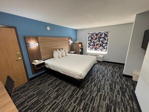 Escrivaninha, cortinas blackout, ferros/tábuas de passar roupa