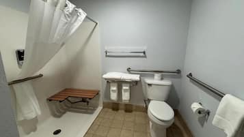 Kombinert dusj/badekar, hårføner, håndklær og såpe