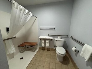 Combinació de dutxa i banyera, assecador de cabells, tovalloles i sabó 