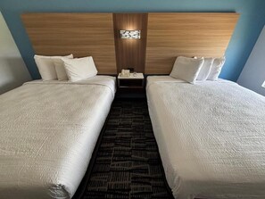 Desk, blackout drapes, iron/ironing board, free WiFi - Jacksonville Inn & Suites (Jacksonville)