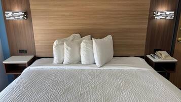 Skrivebord, blendingsgardiner, strykejern/-brett og wi-fi (inkludert)