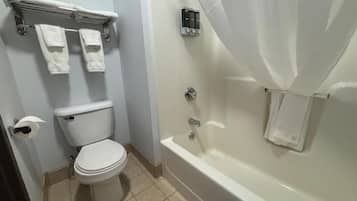 Ensemble douche/baignoire, sĂšche-cheveux, serviettes fournies, savon