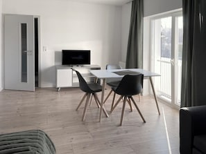 Deluxe Apartment, 2 Bedrooms, Kitchen | Living area | 42-inch flat-screen TV with satellite channels - Board Inn - Haus Regensburg (Regensburg)