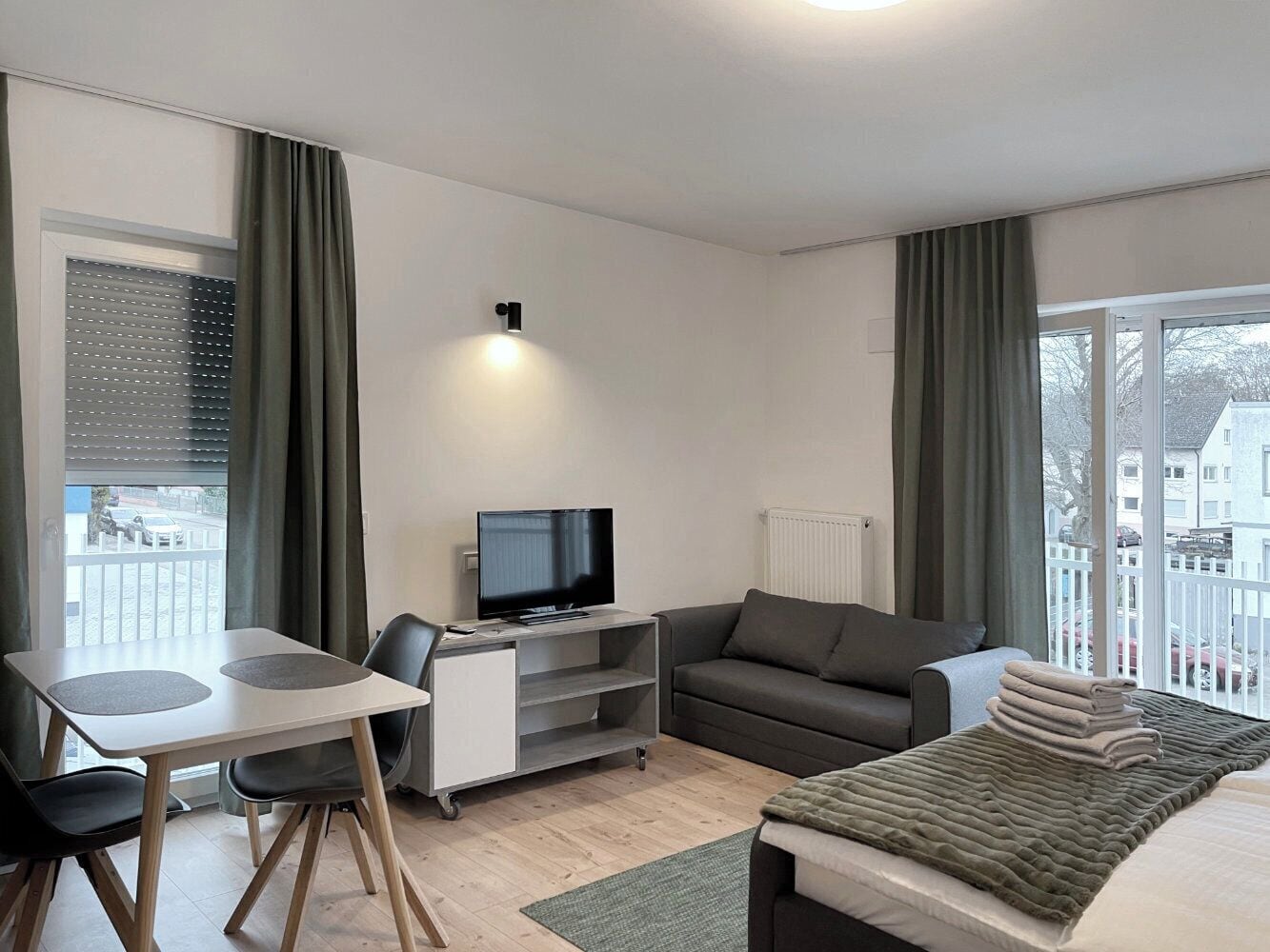 Comfort-Studio, 1 Doppelbett, Kochnische | Wohnbereich | 42-Zoll-Flachbildfernseher mit Satellitenempfang