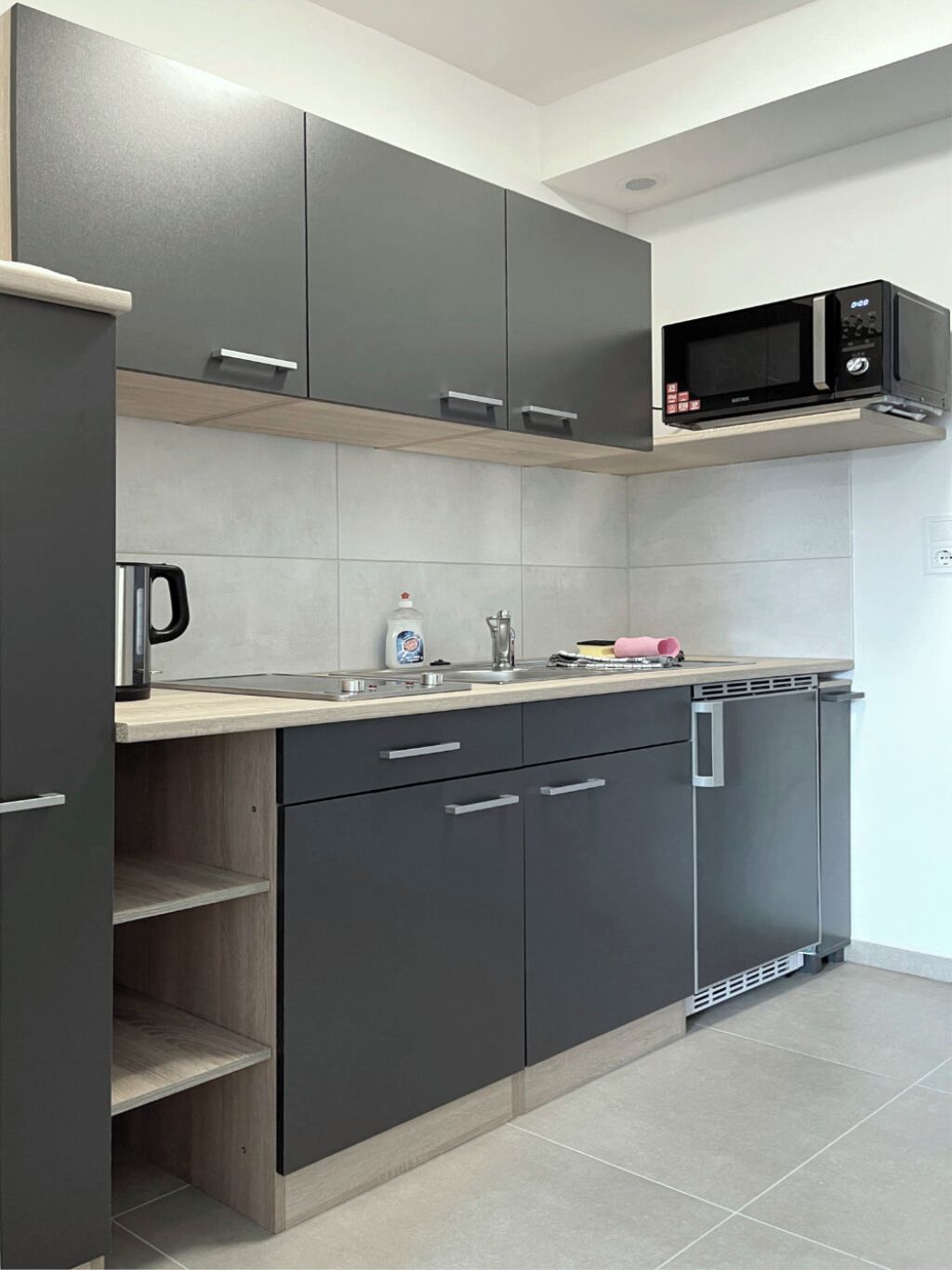 City Apartment, 1 Bedroom, Kitchen | Private kitchen | Fridge, microwave, oven, stovetop