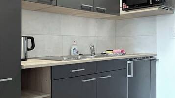 City Apartment, 1 Bedroom, Kitchen | Private kitchen | Fridge, microwave, oven, stovetop