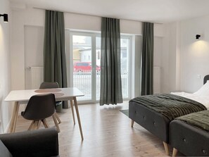 Quarto moderno com uma cama, uma escrivaninha e uma cadeira.