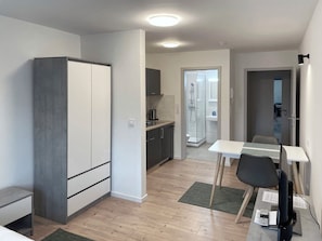 City Studio, 1 Single Bed, Kitchenette | Living area | 42-inch flat-screen TV with satellite channels - Board Inn - Haus Regensburg (Regensburg)