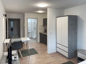 City Studio, 1 Single Bed, Kitchenette | Hypo-allergenic bedding, down duvets, blackout curtains, soundproofing - Board Inn - Haus Regensburg (Regensburg)