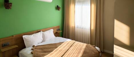 Desk, laptop workspace, iron/ironing board, free WiFi