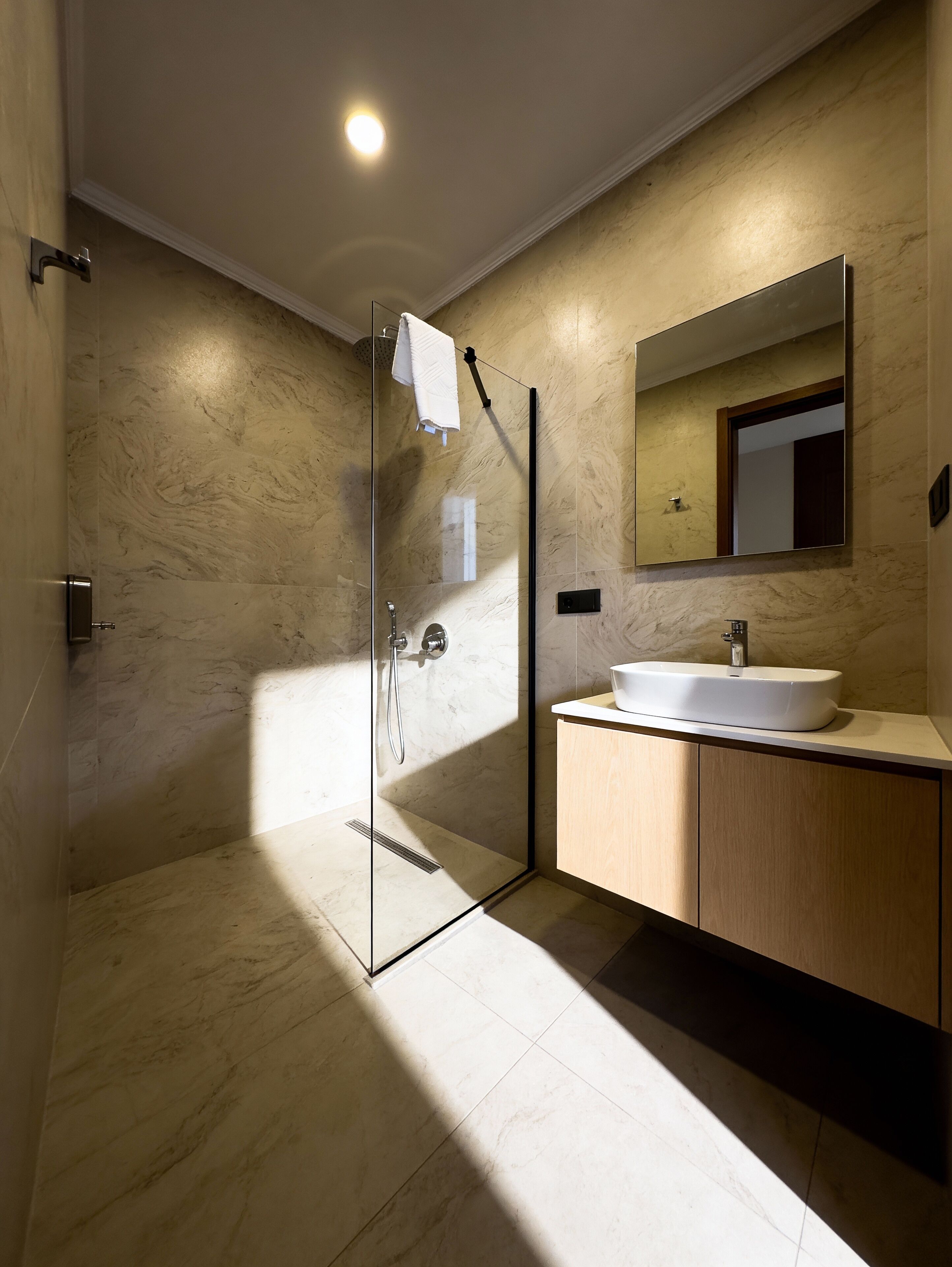Doppelzimmer, 1 Doppelbett | Badezimmer | Dusche, Hausschuhe, Handtücher, Seife