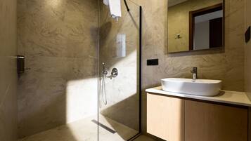 Doppelzimmer, 1 Doppelbett | Badezimmer | Dusche, Hausschuhe, Handtücher, Seife