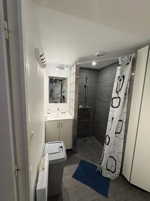 Dusche, Haartrockner, Toilettenpapier