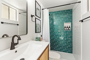Shower, hair dryer, towels, soap - Gateway to Mesa Adventures (Mesa)