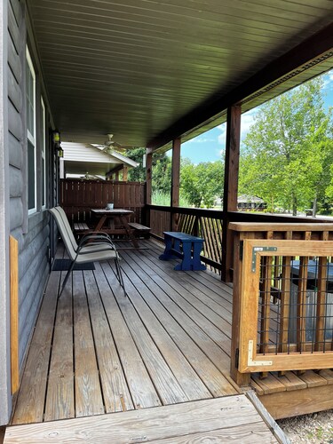 Stay in cozy cabin 5 off of Lake of the Ozarks in beautiful Sunrise Beach, MO