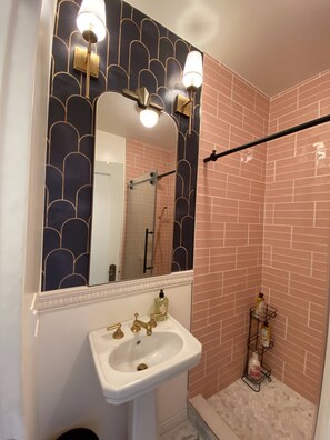 Shower, hair dryer, bidet, towels