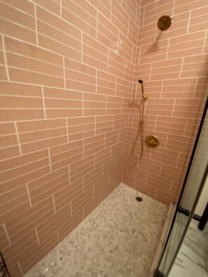 Dusche, Haartrockner, Bidet, Handtücher