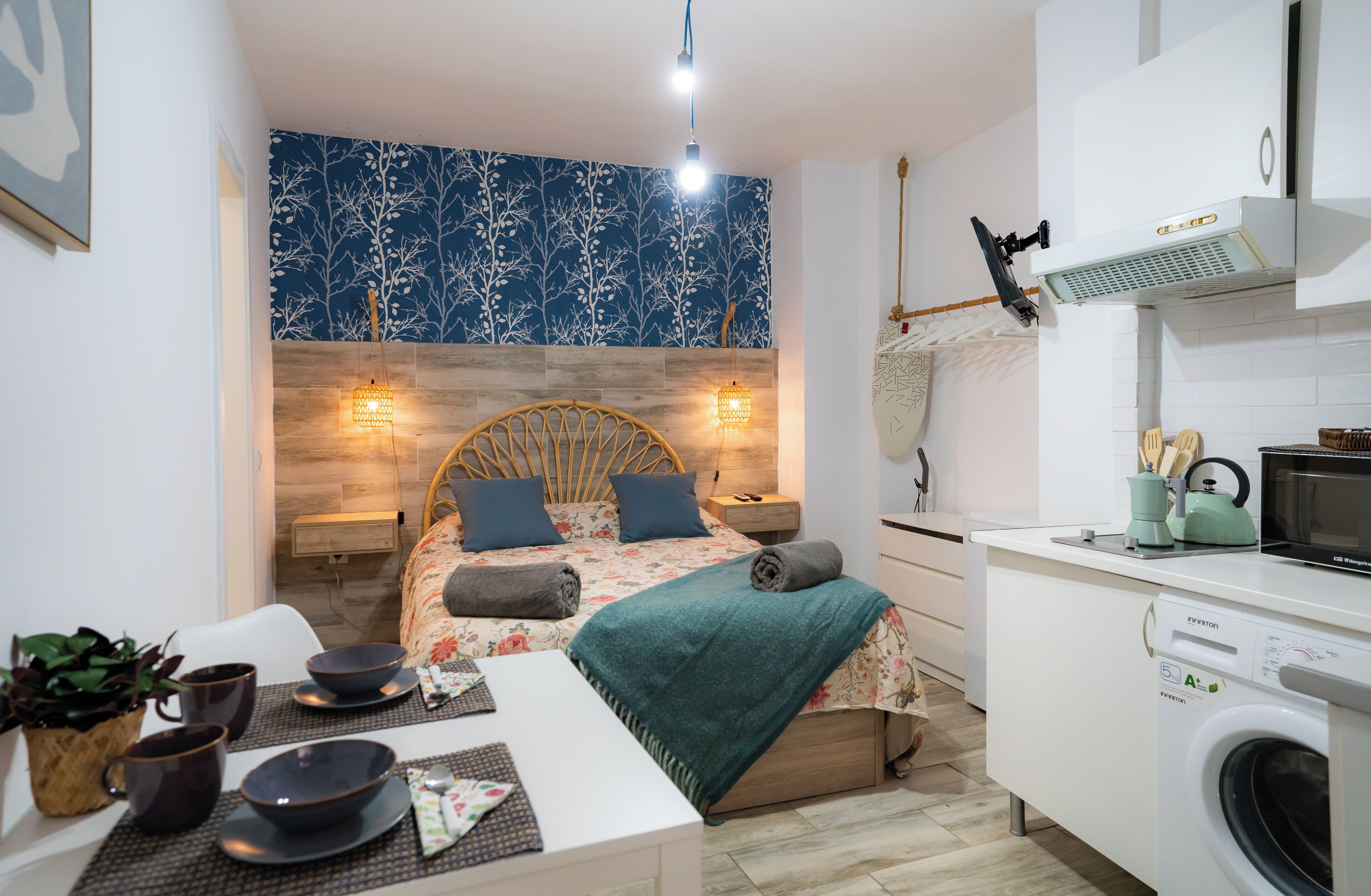 Een strijkplank/strijkijzer, wifi, beddengoed