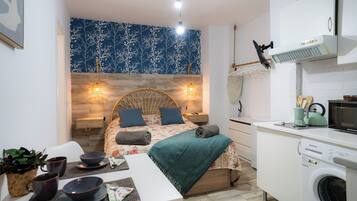 Een strijkplank/strijkijzer, wifi, beddengoed