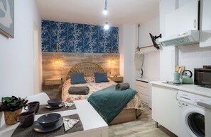 Een strijkplank/strijkijzer, wifi, beddengoed