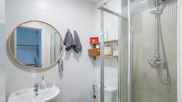 Dusch, hårtork, bidé och handdukar