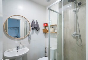 Een douche, een haardroger, een bidet, handdoeken